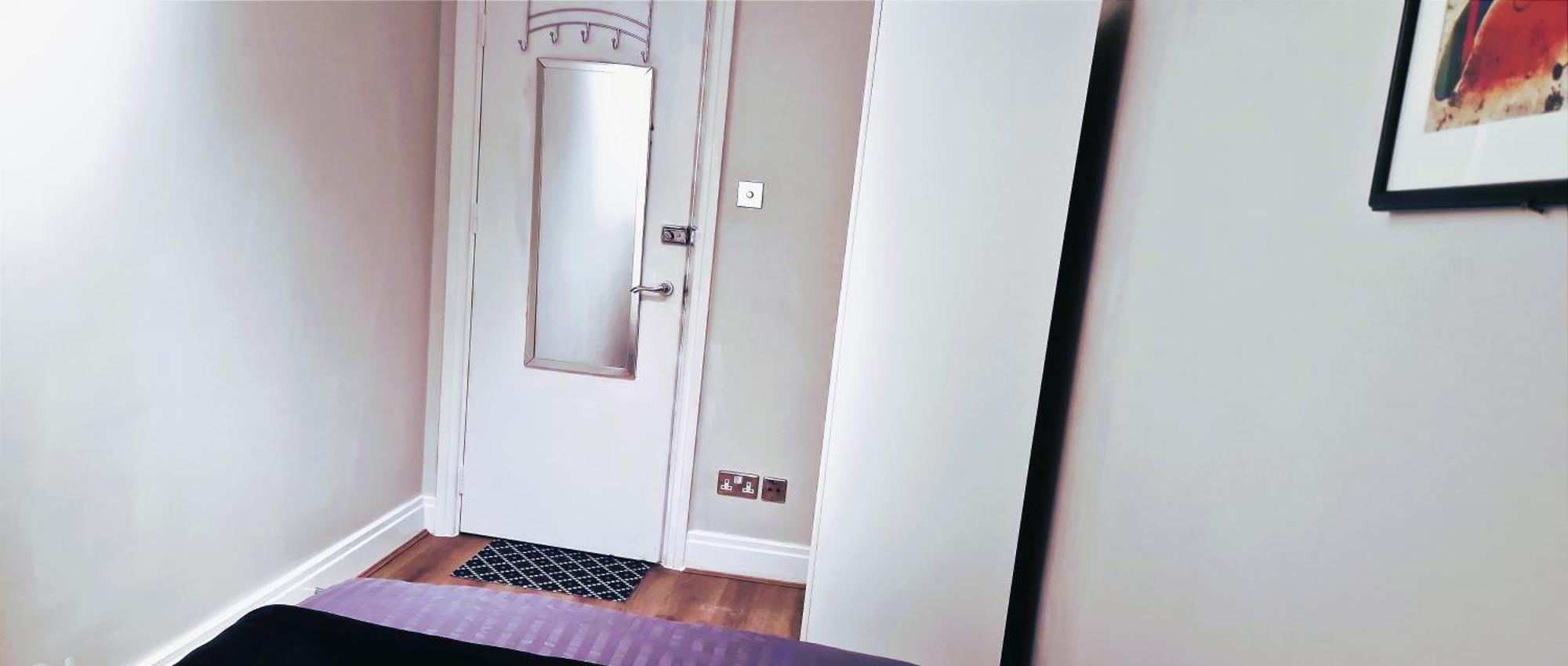 Charming Three Bedroom By The Thames Londra